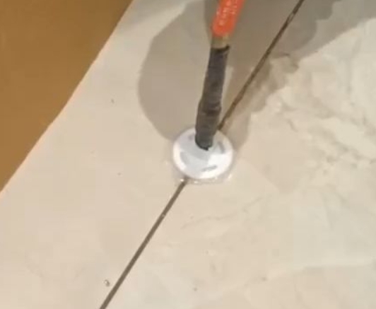 中江瓷砖空鼓维修公司专业解答瓷砖在铺贴过程中，如果没有涂抹均匀到位的粘结材料（如水泥砂浆或瓷砖胶），可能会导致以下问题